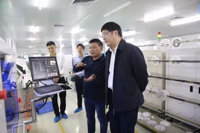 縣委書記胡劍飛赴深圳考察一束光科技，聚焦電子產(chǎn)品研發(fā)